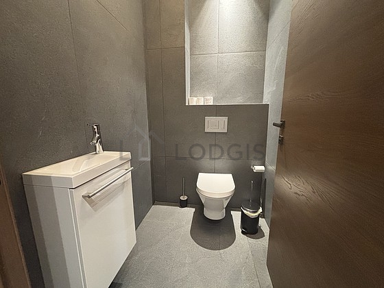 Toilettes indépendantes de la salle d'eau