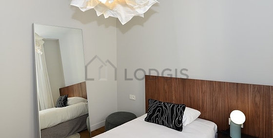 Chambre avec fenêtres