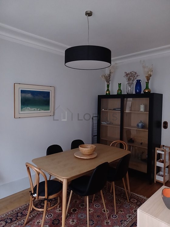Salle à manger équipée de table à manger