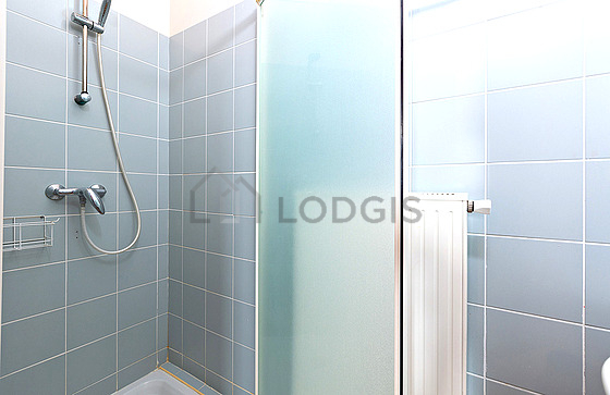 Pleasant and very bright bathroom with tile floor