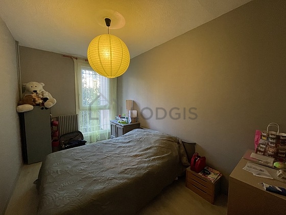 Chambre avec du parquet au sol