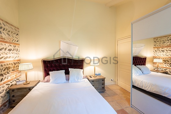 Chambre avec fenêtres double vitrage