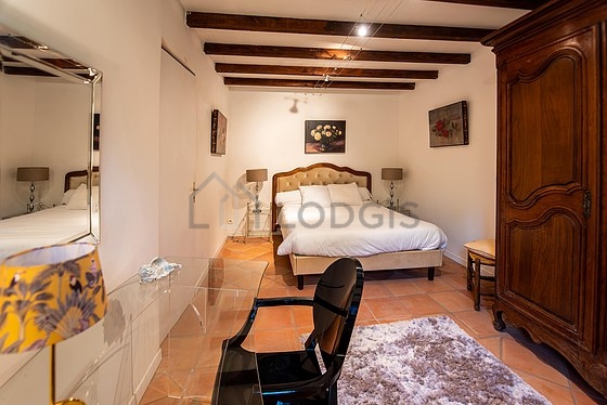 Chambre avec fenêtres double vitrage