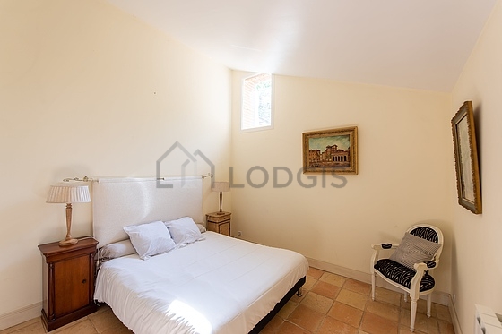 Chambre avec fenêtres double vitrage