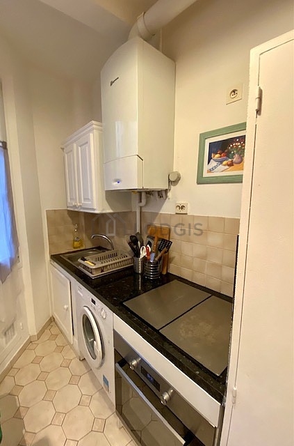 Cuisine équipée de lave linge, réfrigerateur, freezer, vaisselle
