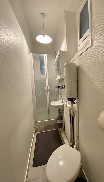 Belle salle de bain claire avec du carrelage au sol