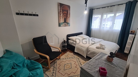 Chambre avec du parquet au sol