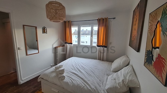 Chambre avec du parquet au sol