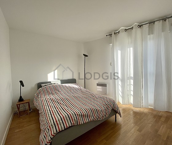 Chambre avec du parquet au sol