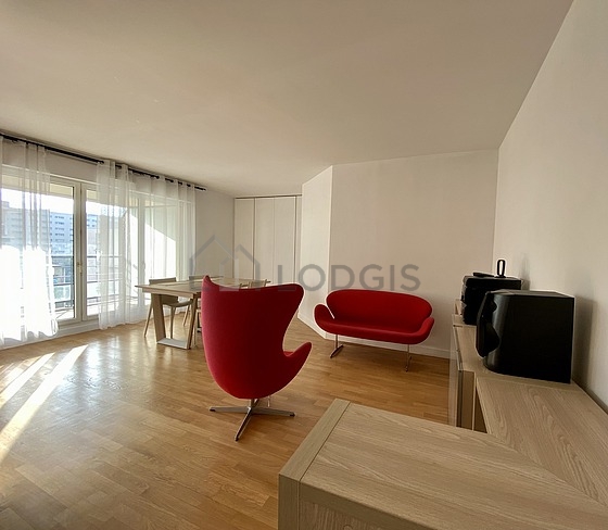 Salon avec du parquet au sol