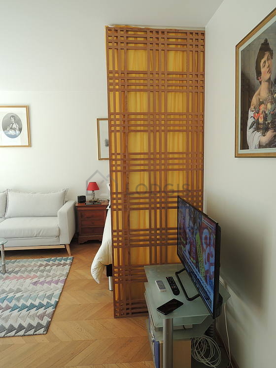 Séjour avec fenêtres double vitrage