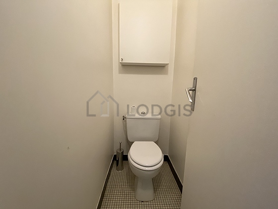 Toilettes indépendantes de la salle d'eau