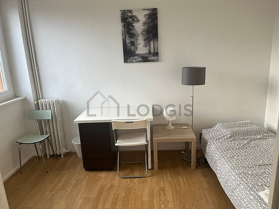 Chambre avec du parquet au sol