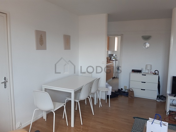 Salon avec du parquet au sol