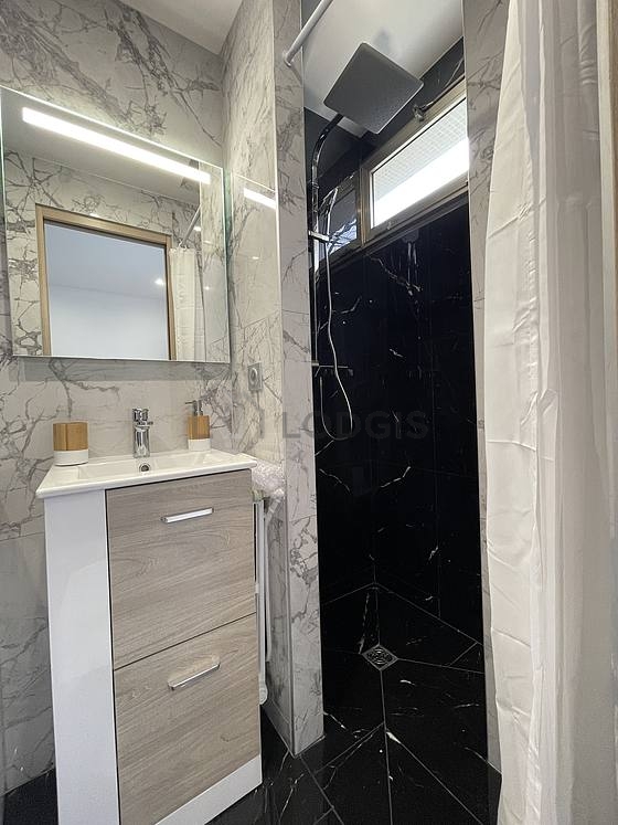 Salle de bain équipée de lave linge, douche séparée