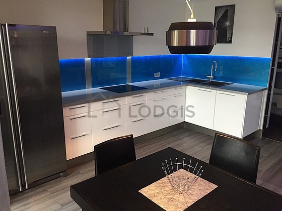 Kitchen equipped with extractor hood, crockery