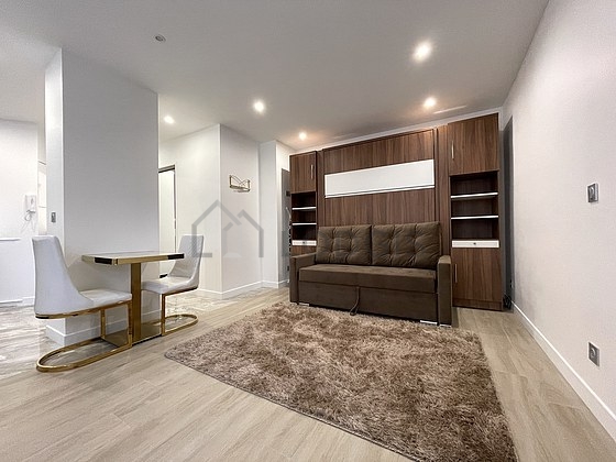 Living room furnished with 1 sofabed(s) of 140cm, tv, closet