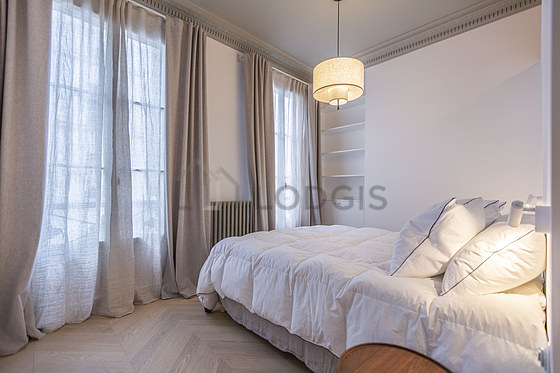 Chambre avec fenêtres