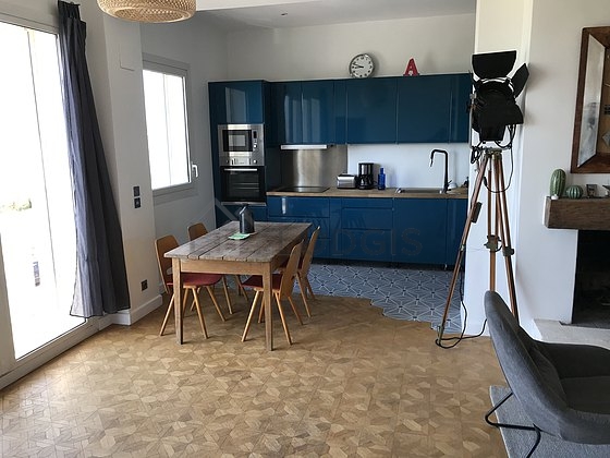 Superbe salle à manger avec du parquet au sol pouvant accueillir jusqu'à 4 convives