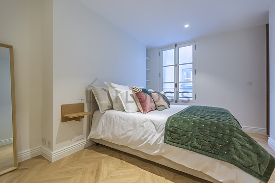 Chambre avec fenêtres double vitrage