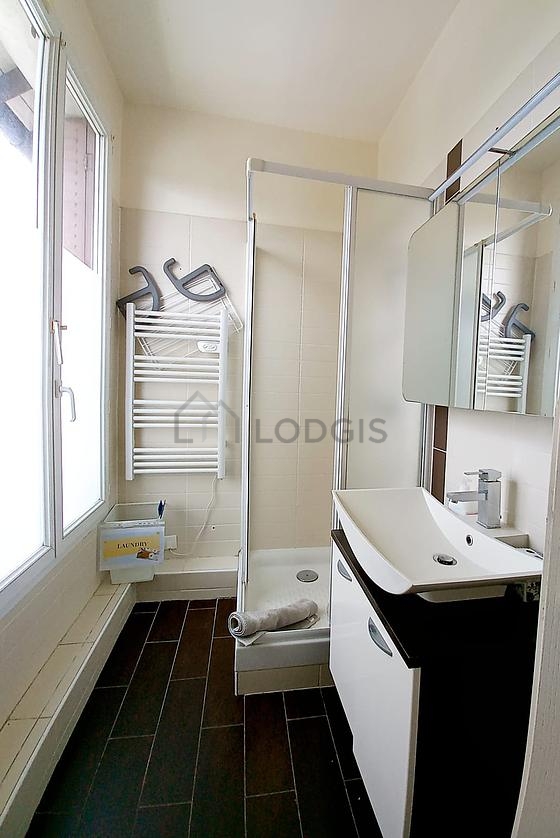 Agréable salle de bain très claire avec du carrelage au sol