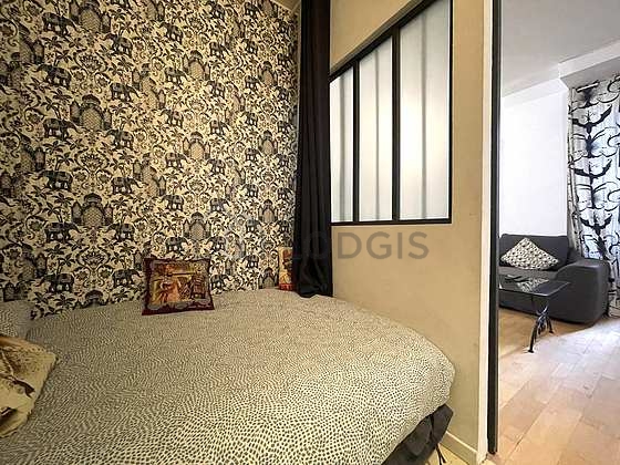 Chambre avec fenêtres