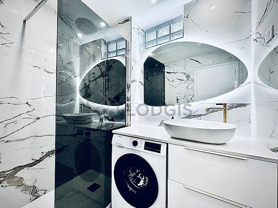 Salle de bain équipée de lave linge, sèche linge