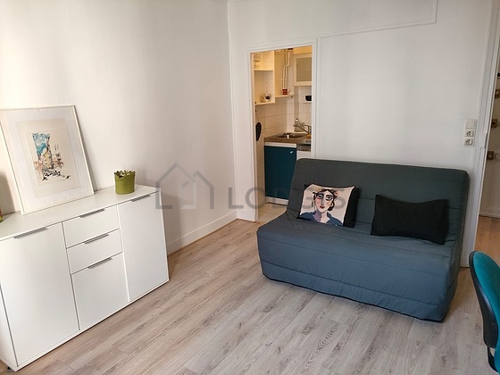 Séjour équipé de 1 canapé(s) lit(s) de 140cm, bureau, commode, placard