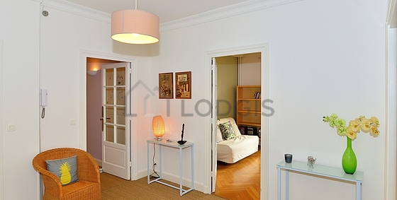Entrance with coco floor and equipped with 1 chair(s)