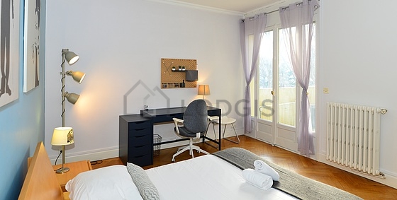 Chambre avec fenêtres
