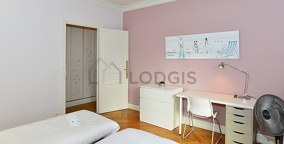 Chambre avec fenêtres double vitrage