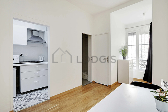 Living room furnished with 1 bed(s) of 140cm, tv, 1 chair(s)