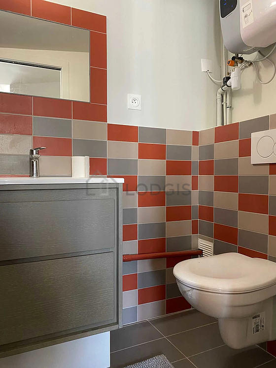 Salle de bain équipée de douche séparée