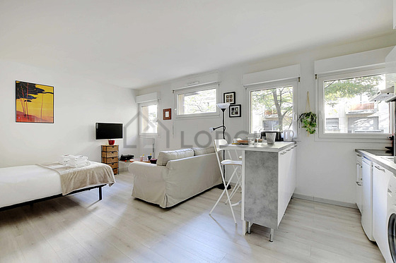 Living room furnished with 1 bed(s) of 140cm, tv