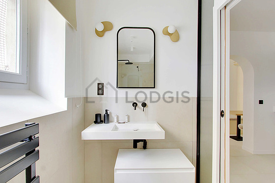 Salle de bain équipée de douche séparée