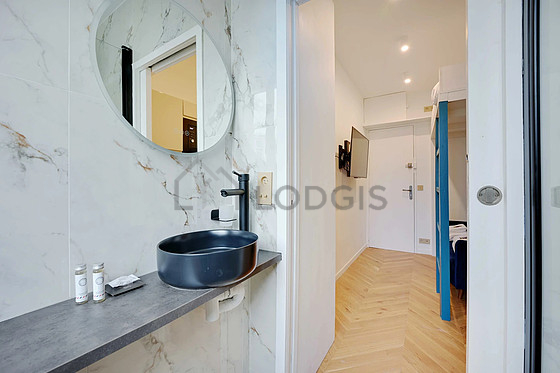 Salle de bain équipée de douche séparée, sèche cheveux