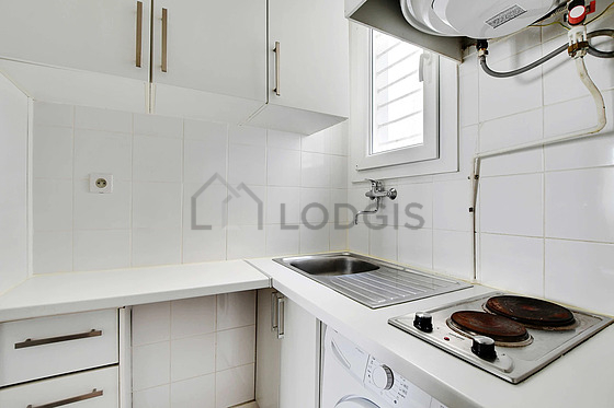 Cuisine équipée de lave linge, réfrigerateur