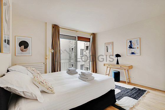 Chambre avec fenêtres