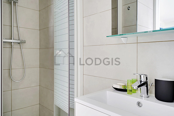 Salle de bain équipée de douche séparée