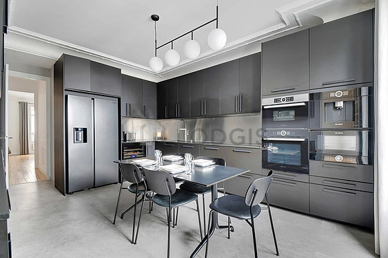Cuisine équipée de lave vaisselle, réfrigerateur