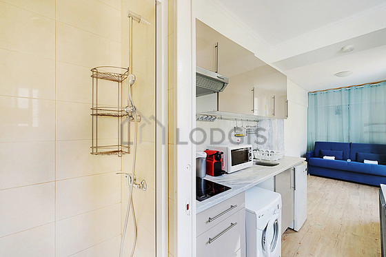 Salle de bain équipée de douche séparée