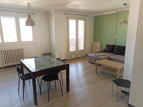 Salon avec du parquet au sol