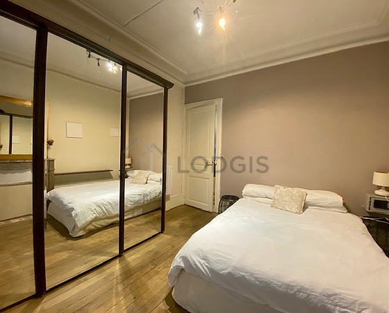Chambre avec du parquet au sol