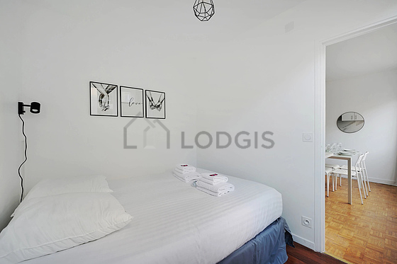 Chambre avec fenêtres