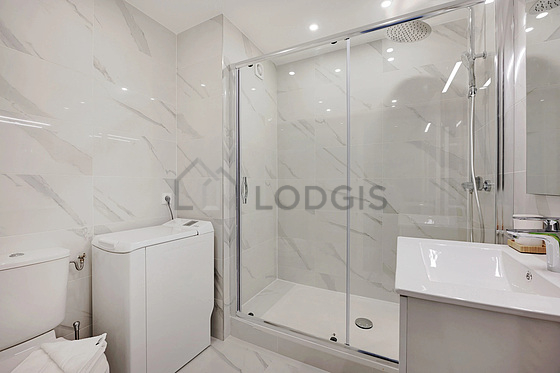 Salle de bain équipée de lave linge, douche séparée