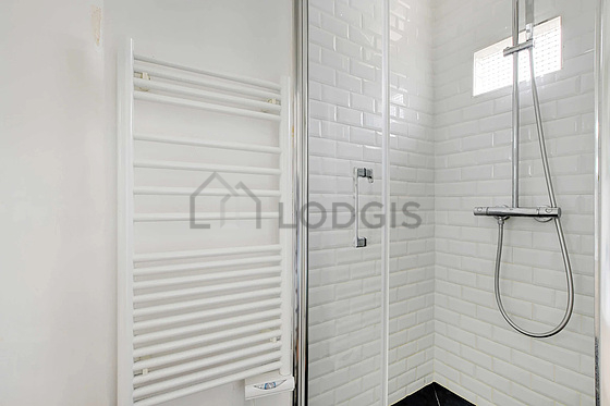 Pleasant and very bright bathroom with tile floor