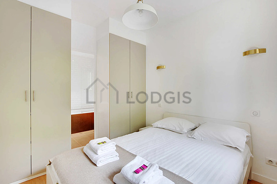 Chambre avec du parquet au sol