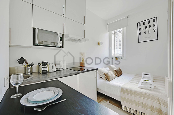 Cuisine équipée de plaques de cuisson, réfrigerateur, hotte, vaisselle