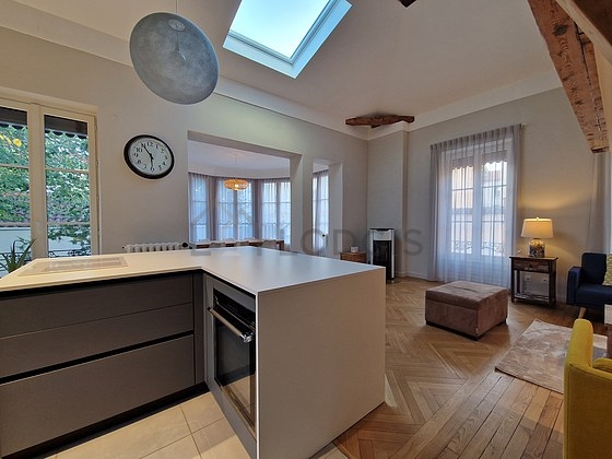 Kitchenopens on the dining room