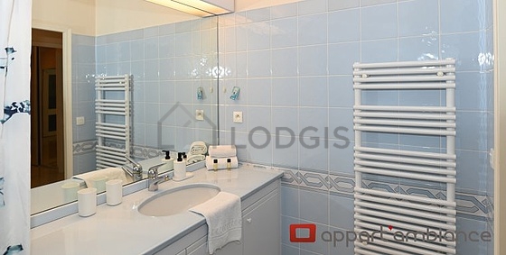 Bathroom equipped with bath towels